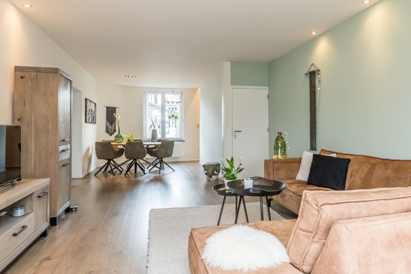 Foto - Te koop: Instapklare, monumentale woning met ruime woonkamer, tuinkamer en echte Amerikaanse veranda op een ruim perceel in Landgraaf.